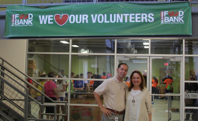 First Lady Cecilia Abbott volunteering at a food bank.