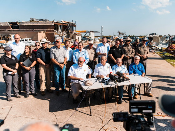 Le gouverneur Abbott fait le point sur les efforts de réponse aux intempéries et aux tornades au Texas à Valley View |  Bureau du gouverneur du Texas