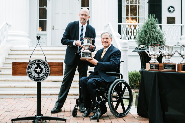 Governor Abbott Accepts Site Selection Governor's Cup Award For Record-Breaking 8th Year In A Row