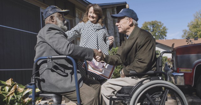 Governor Abbott and First Lady Cecilia Abbott deliver meals to those in need on Thanksgiving Day.