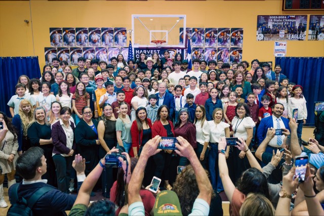 Governor Abbott Pledges To Expand School Choice In Edinburg Image