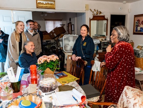 Governor Abbott, First Family Deliver Meals On Wheels On Thanksgiving Day Image